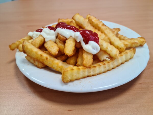 *Portion Pommes mit Ketchup & Mayo*