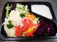 Großer gemischter Salatteller, Dressing, Brötchen